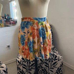 Medium size skirt! Well conditions, has zipper on the side.